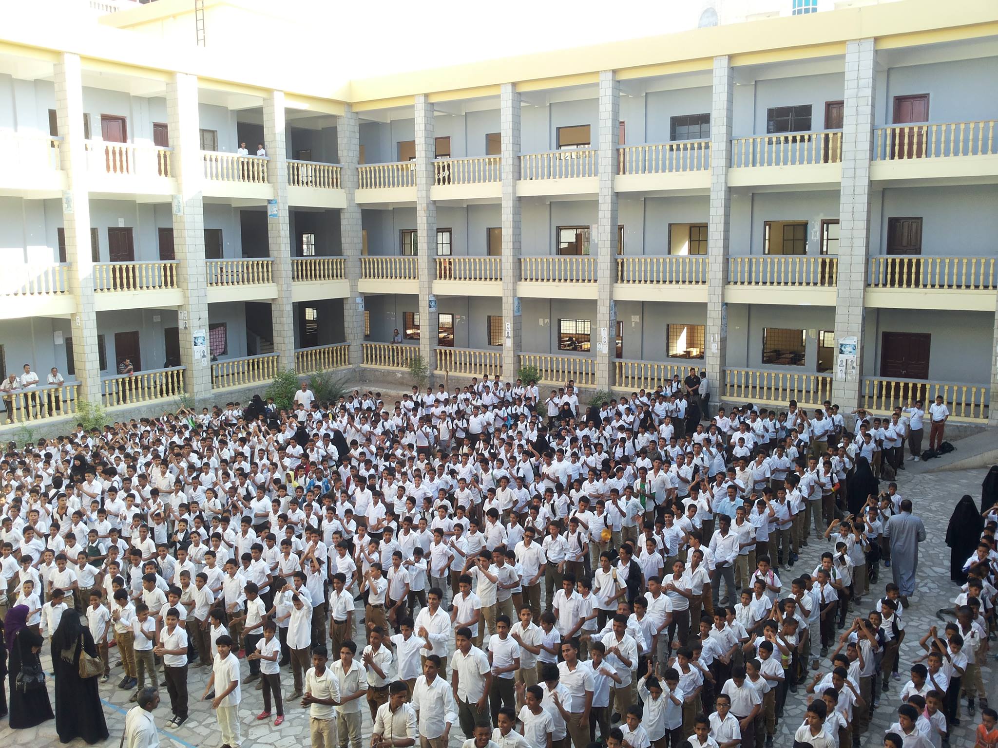 عدن .. مدرسة حكومية تنهي تعاقدات 13 معلماً بشكل مفاجىء