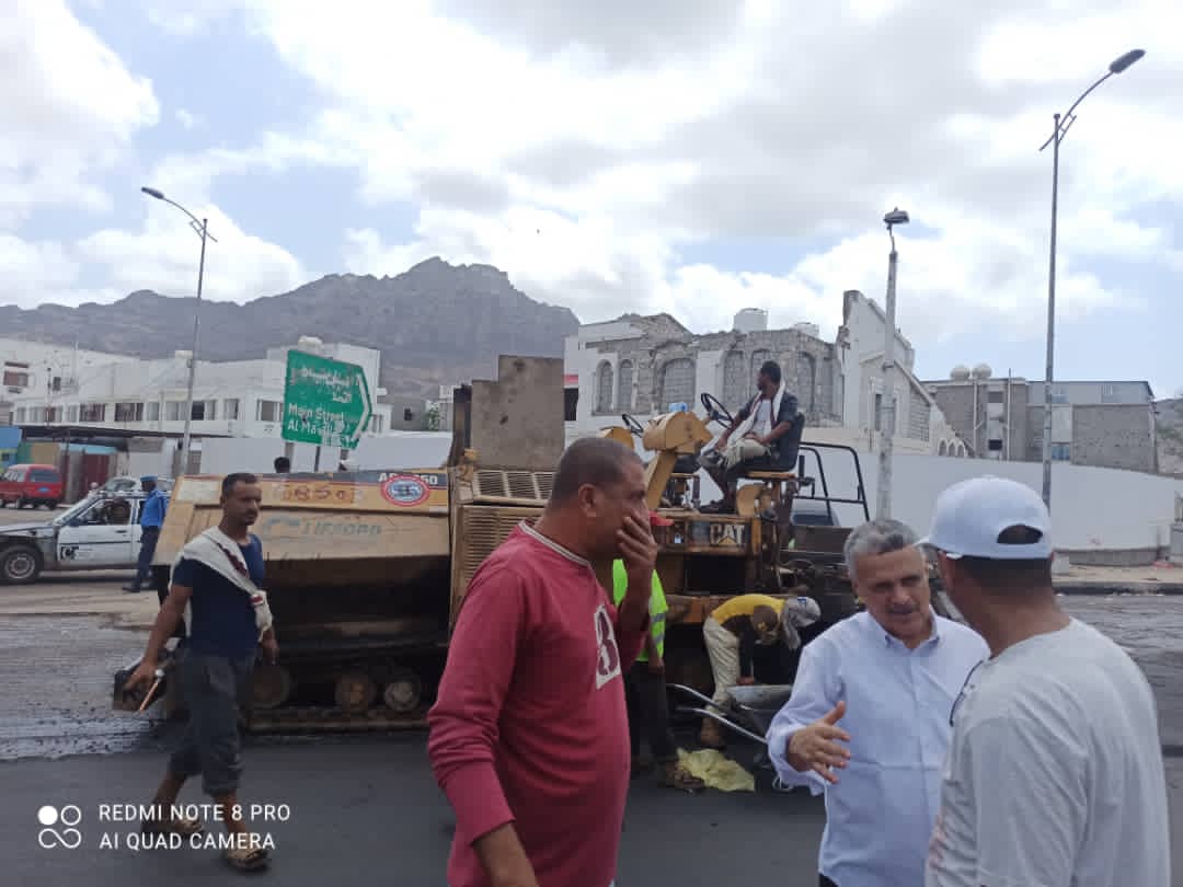 مدير عام أشغال عدن يتفقد مشروع سفلتة ورصف طريق جولة الكهرباء – النفق الكبير بالتواهي
