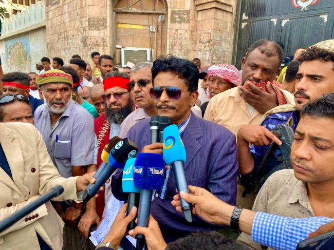 مدير عام المكلا يؤكد اهتمام السلطة المحلية بكافة مطالب الصيادين والعمل عليها