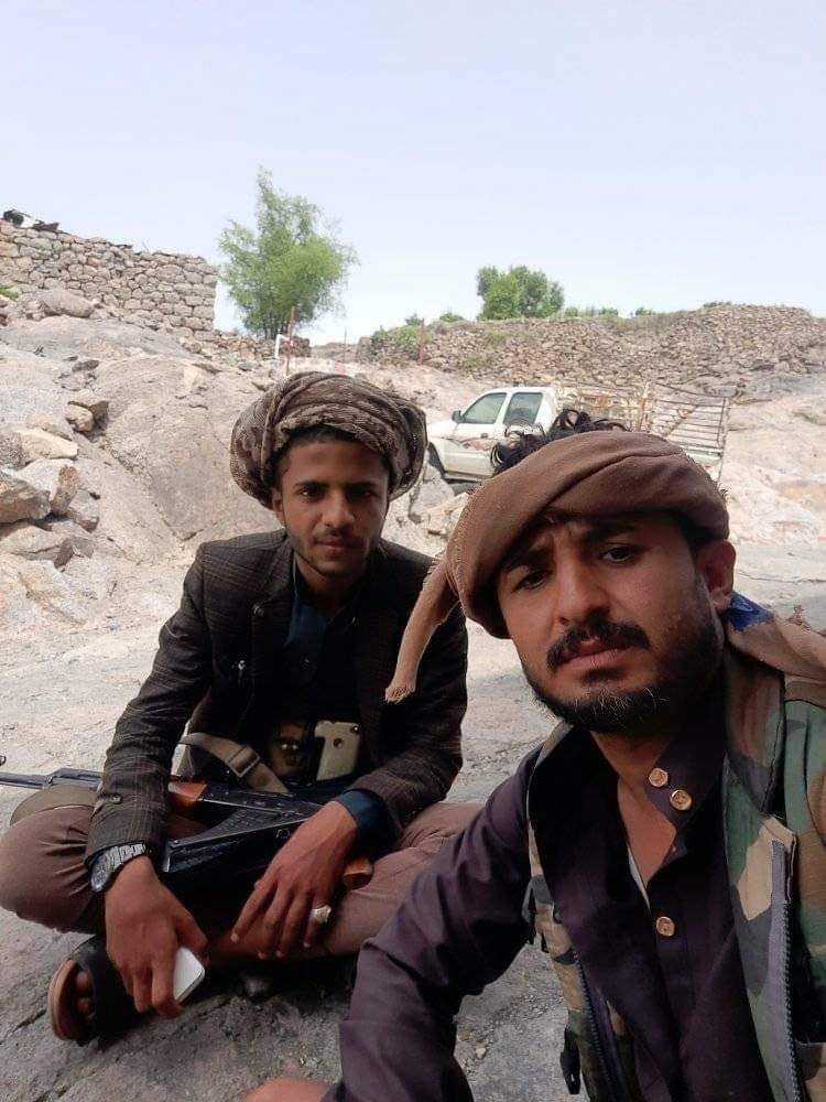 عنصران حوثيان من «نادي الخريجين» الذي شكله الحوثيون للرقابة على الجامعات (فيسبوك)