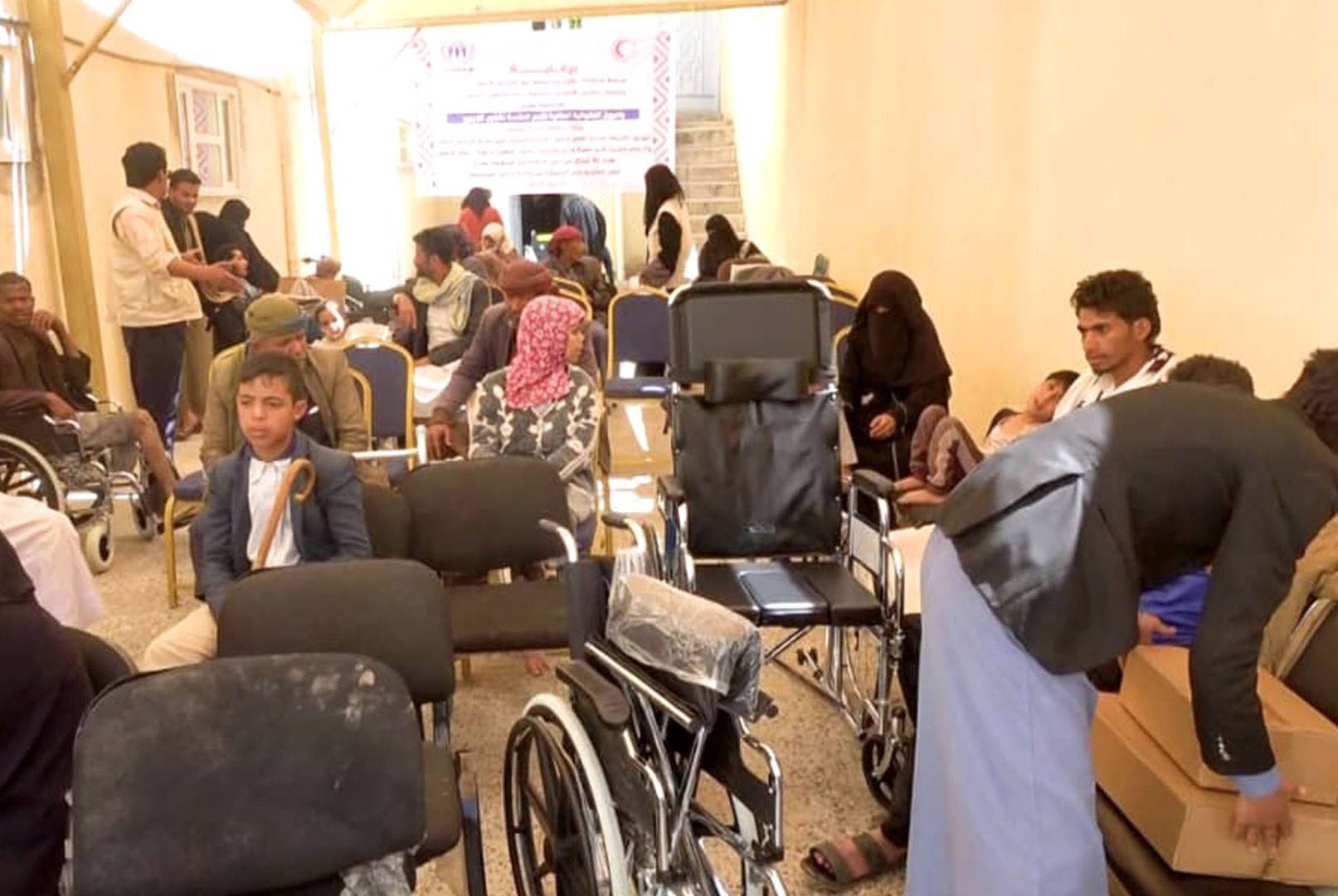 تجمُّع لمعاقين يمنيين في إحدى الجمعيات بمحافظة عمران