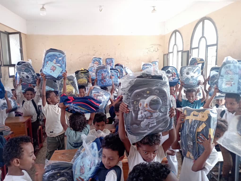 دعم التعليم في تبن: المنظمة الفرنسية توزع الحقائب المدرسية على 1190 طالبا بمدرسة قرية البيطرة