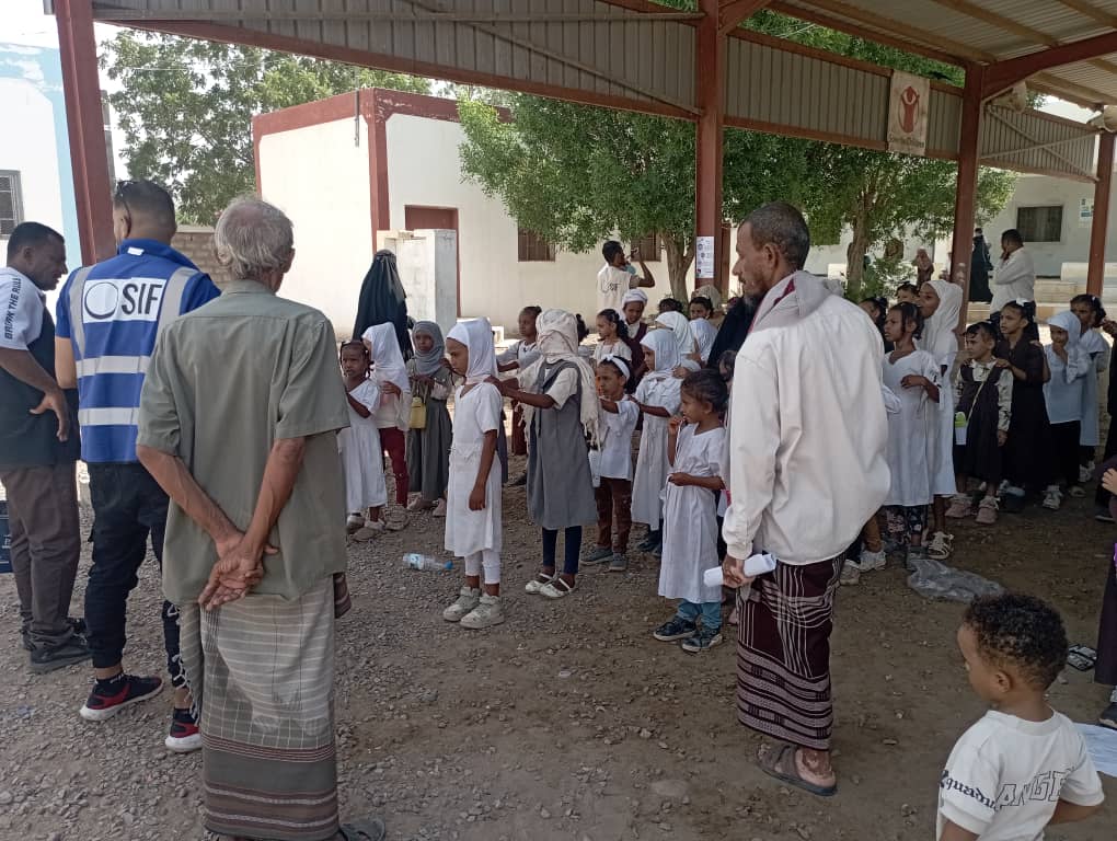 دعم التعليم في تبن: المنظمة الفرنسية توزع الحقائب المدرسية على 1190 طالبا بمدرسة قرية البيطرة