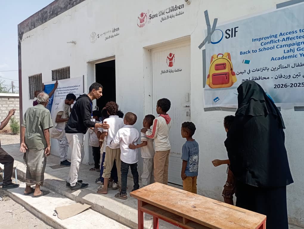 دعم التعليم في تبن: المنظمة الفرنسية توزع الحقائب المدرسية على 1190 طالبا بمدرسة قرية البيطرة