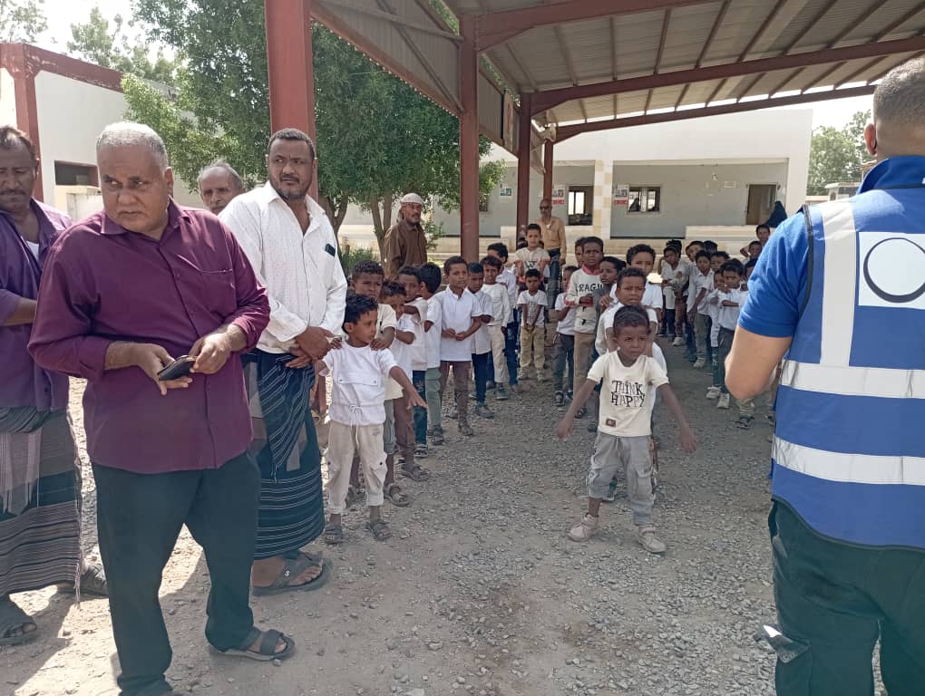 دعم التعليم في تبن: المنظمة الفرنسية توزع الحقائب المدرسية على 1190 طالبا بمدرسة قرية البيطرة