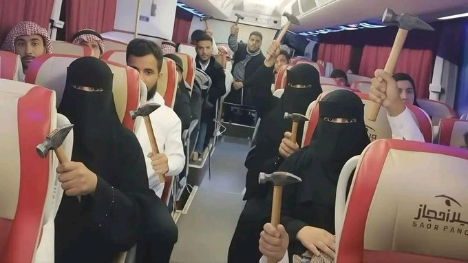 “خذ مطرقتك قبل أن تسافر”.. فاجعة العرقوب تفجّر سخرية غاضبة من شركات النقل في اليمن “صور”