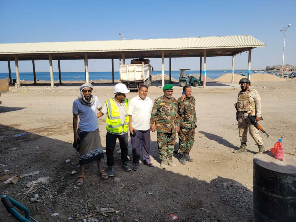 زيارة تفقديةللعميد البكري لمشروع الإنزال السمكي ومصنع الثلج في منطقة فقم الساحلية بمديرية البريقة