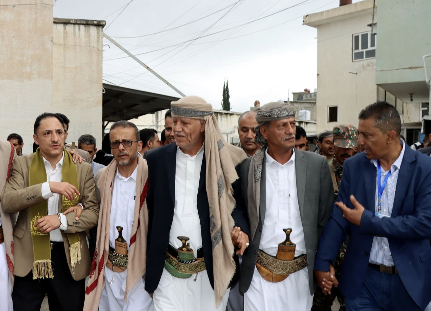 عدد من القادة الحوثيين في فناء مستشفى ناصر العام في مدينة إب